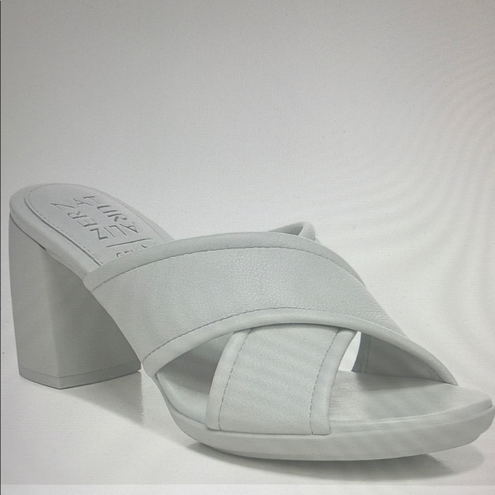 NWOT Naturalizer Genn-Rhythm Slide Sandal.   Grey.  Size 8.5